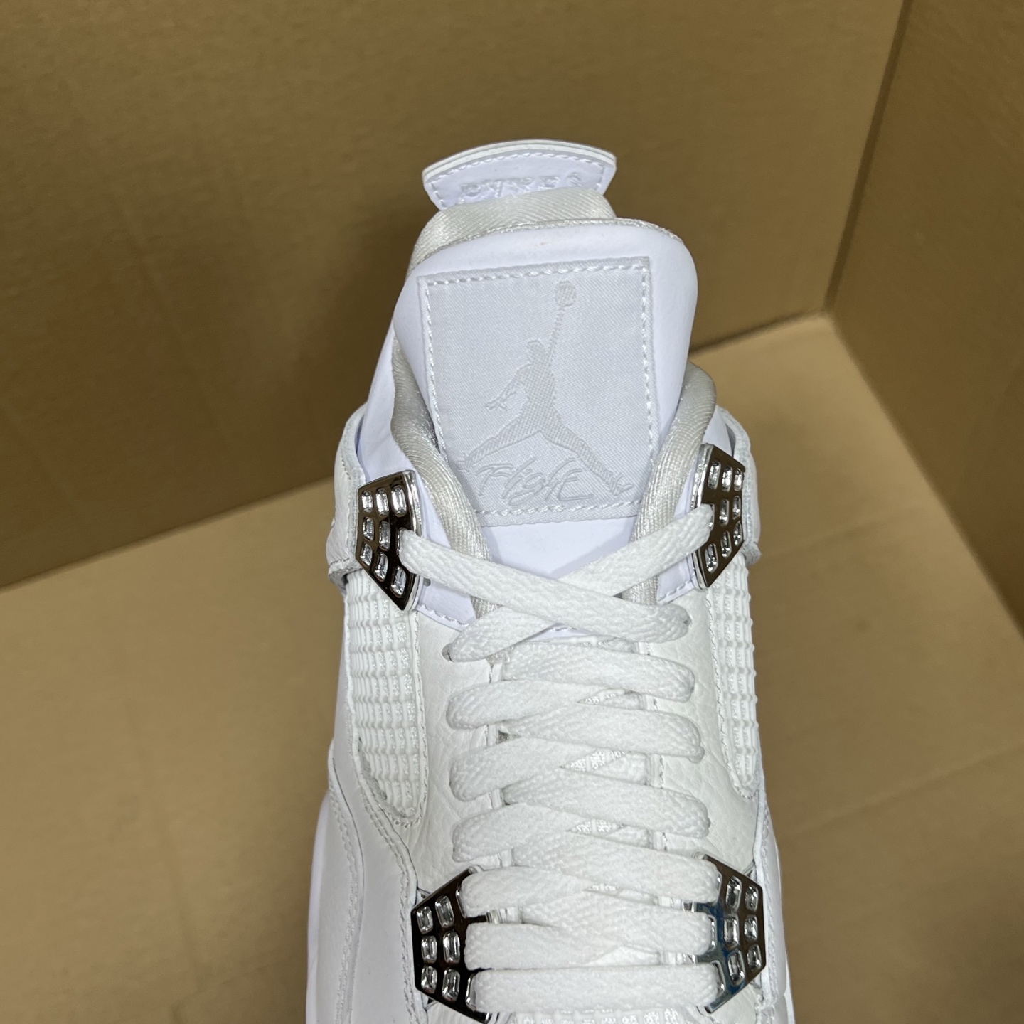 年度重磅福利！R1版AJ4系列特价！市场知名外贸R1版本！早期老的DT，懂的人都懂！品质 口碑一直在线！