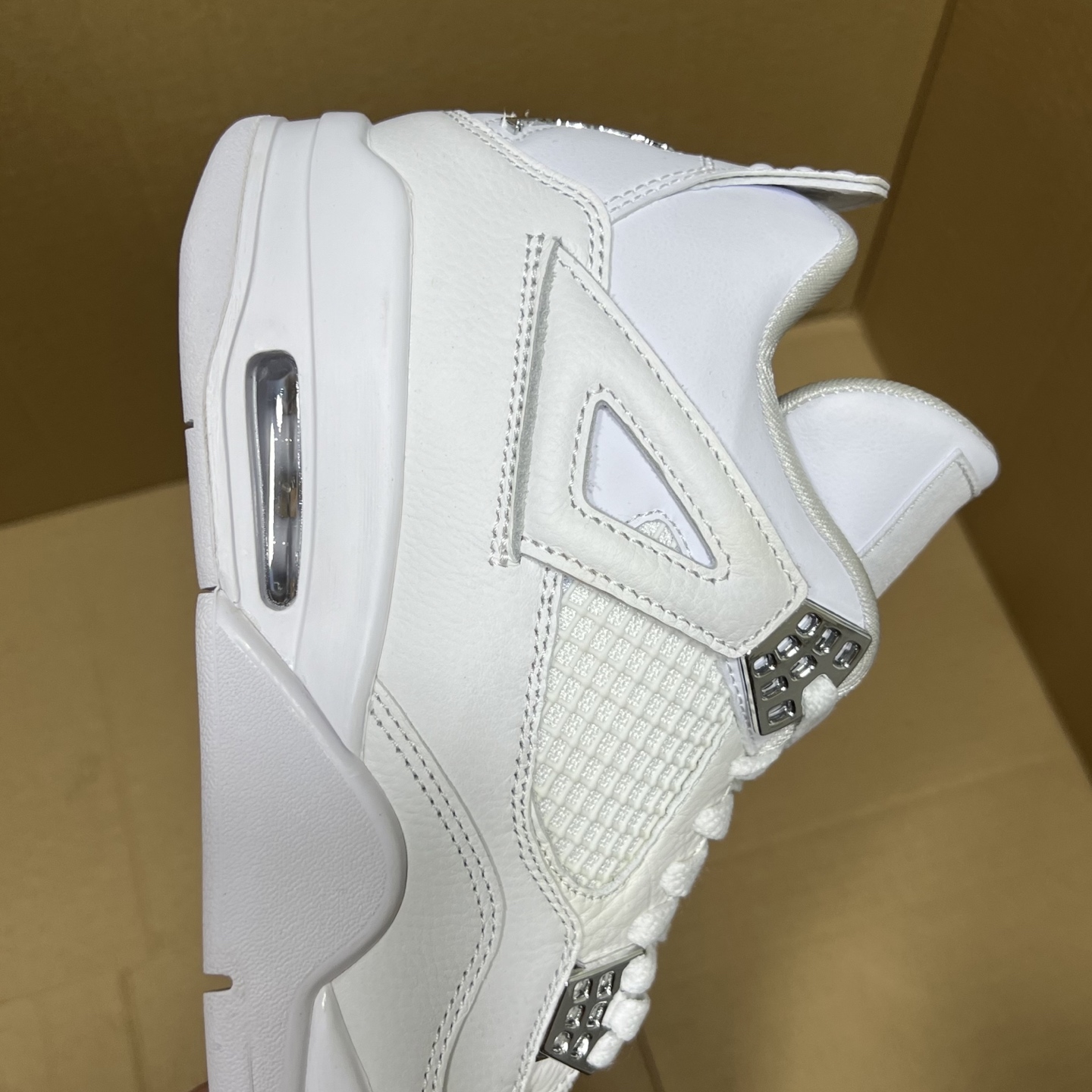 年度重磅福利！R1版AJ4系列特价！市场知名外贸R1版本！早期老的DT，懂的人都懂！品质 口碑一直在线！