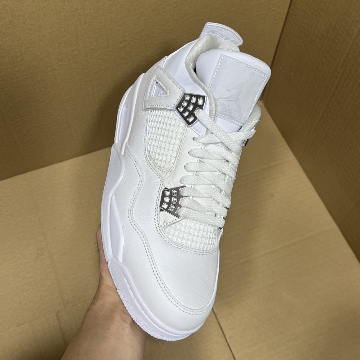 年度重磅福利！R1版AJ4系列特价！市场知名外贸R1版本！早期老的DT，懂的人都懂！品质 口碑一直在线！