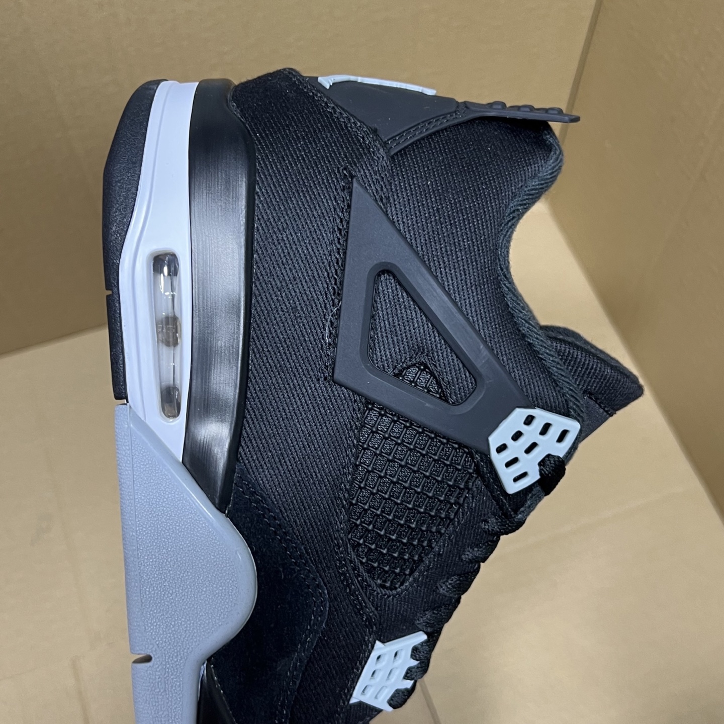 年度重磅福利！R1版AJ4系列特价！市场知名外贸R1版本！早期老的DT，懂的人都懂！品质 口碑一直在线！