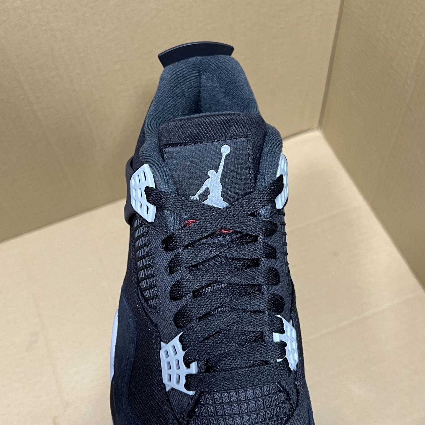 年度重磅福利！R1版AJ4系列特价！市场知名外贸R1版本！早期老的DT，懂的人都懂！品质 口碑一直在线！