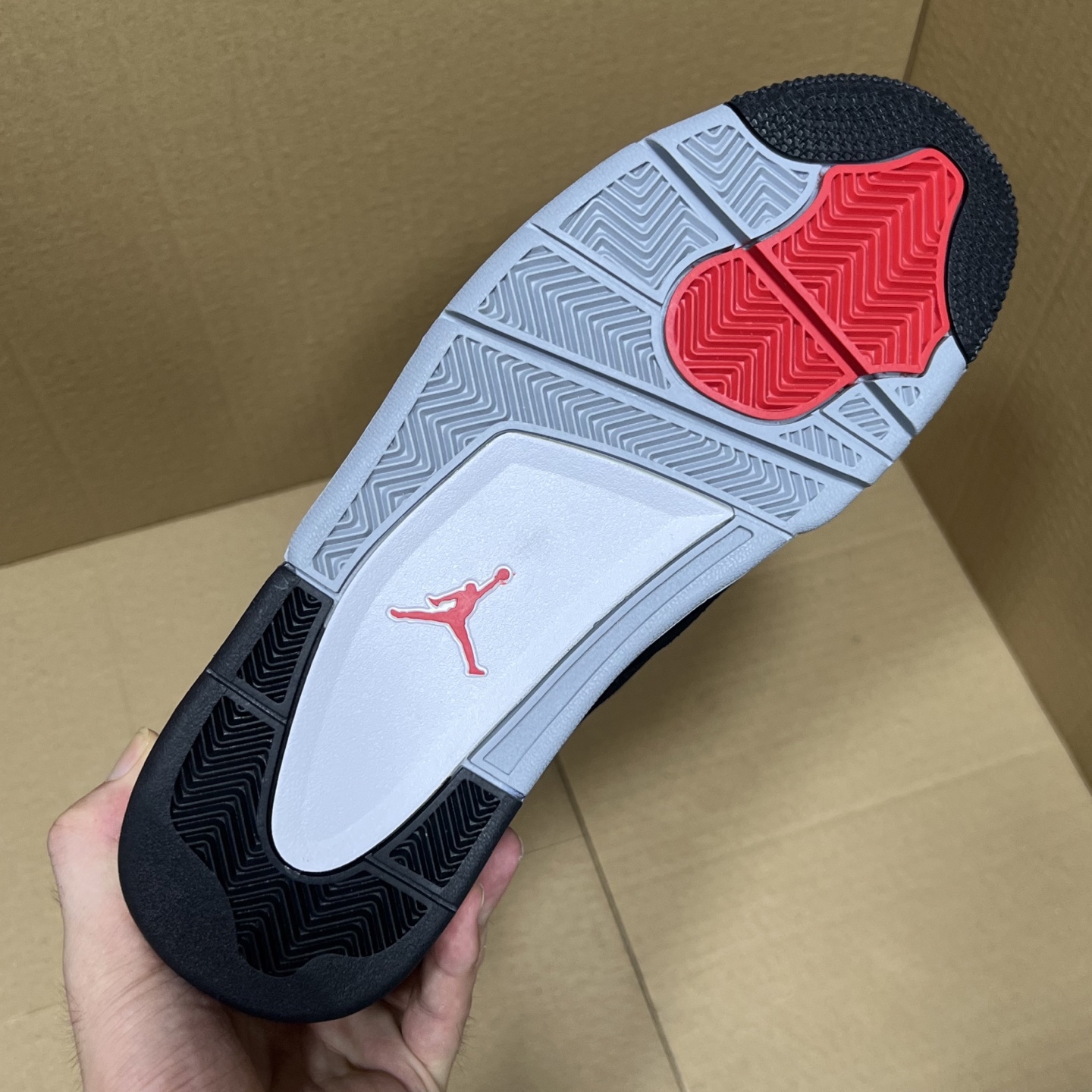 年度重磅福利！R1版AJ4系列特价！市场知名外贸R1版本！早期老的DT，懂的人都懂！品质 口碑一直在线！