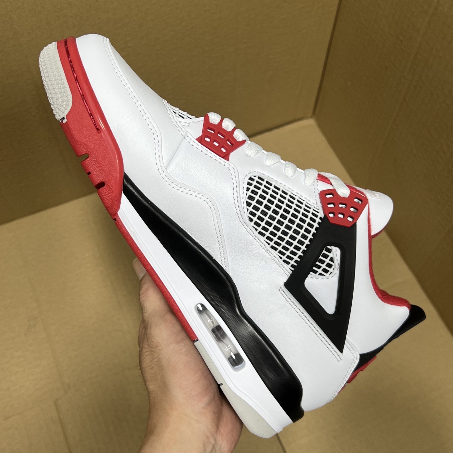 年度重磅福利！R1版AJ4系列特价！市场知名外贸R1版本！早期老的DT，懂的人都懂！品质 口碑一直在线！