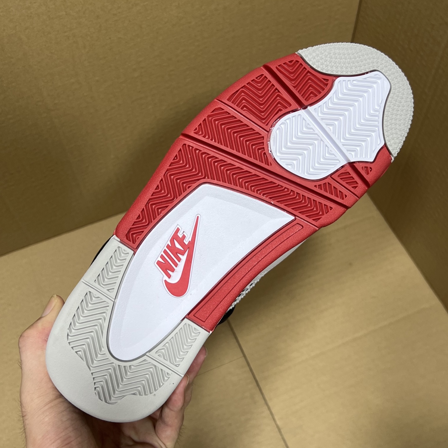 年度重磅福利！R1版AJ4系列特价！市场知名外贸R1版本！早期老的DT，懂的人都懂！品质 口碑一直在线！