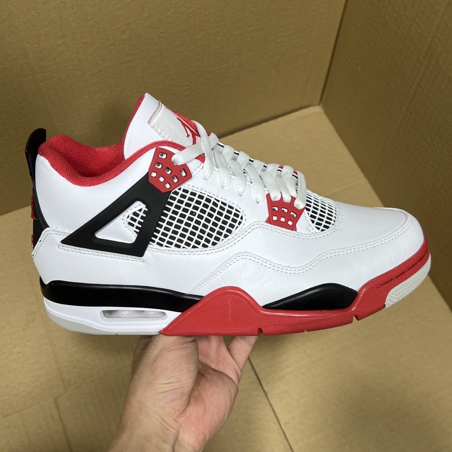 年度重磅福利！R1版AJ4系列特价！市场知名外贸R1版本！早期老的DT，懂的人都懂！品质 口碑一直在线！