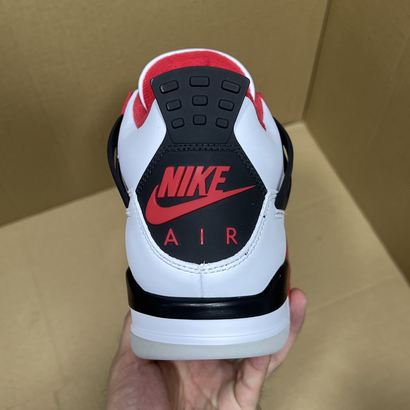 年度重磅福利！R1版AJ4系列特价！市场知名外贸R1版本！早期老的DT，懂的人都懂！品质 口碑一直在线！