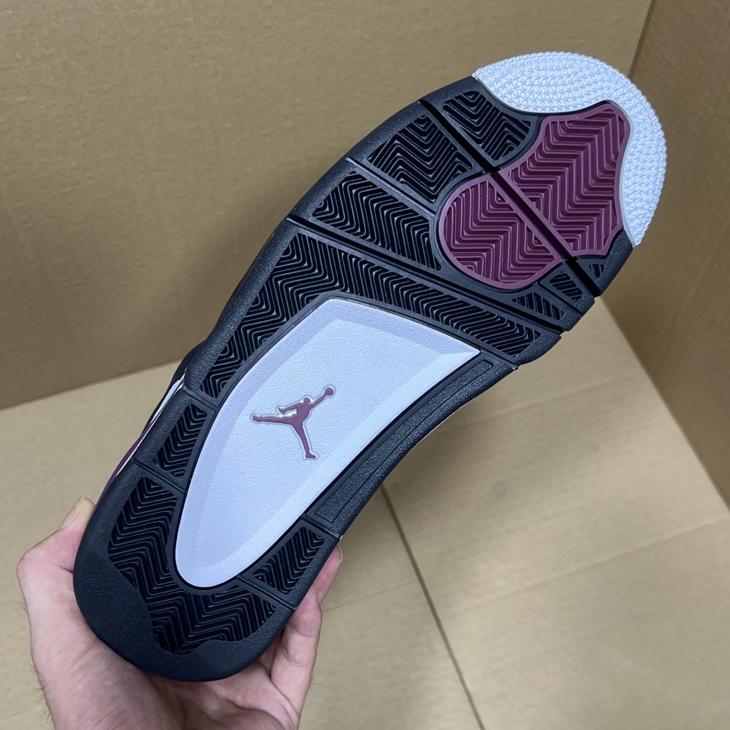 年度重磅福利！R1版AJ4系列特价！市场知名外贸R1版本！早期老的DT，懂的人都懂！品质 口碑一直在线！