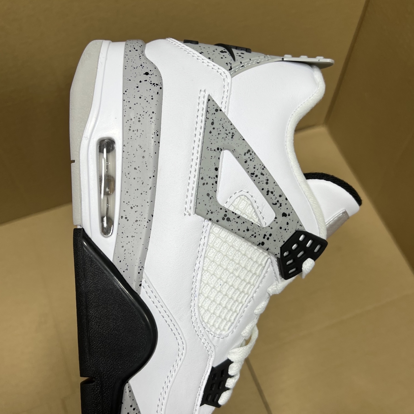 年度重磅福利！R1版AJ4系列特价！市场知名外贸R1版本！早期老的DT，懂的人都懂！品质 口碑一直在线！