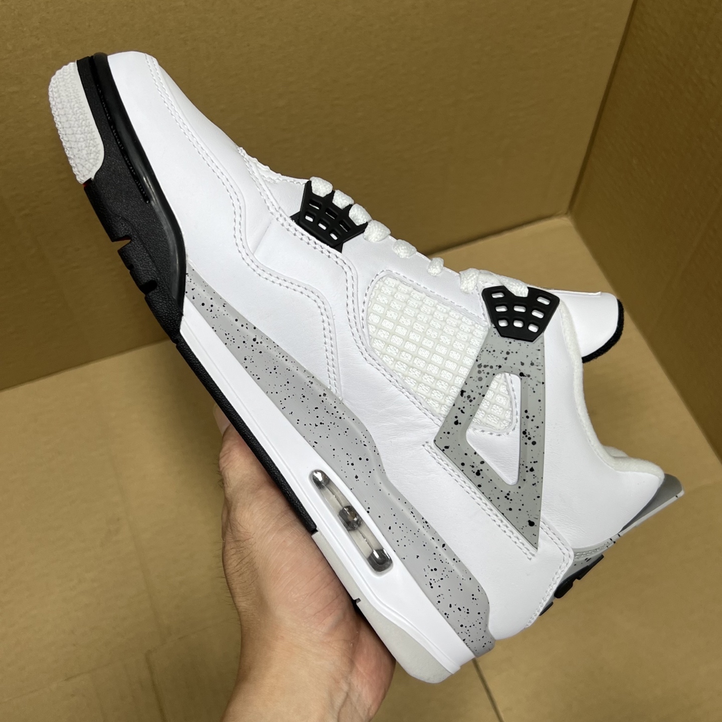 年度重磅福利！R1版AJ4系列特价！市场知名外贸R1版本！早期老的DT，懂的人都懂！品质 口碑一直在线！