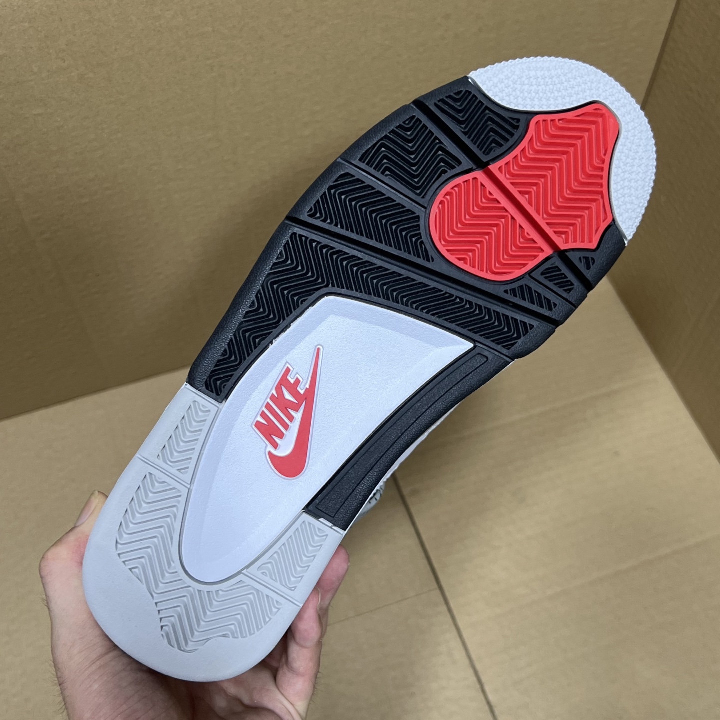 年度重磅福利！R1版AJ4系列特价！市场知名外贸R1版本！早期老的DT，懂的人都懂！品质 口碑一直在线！