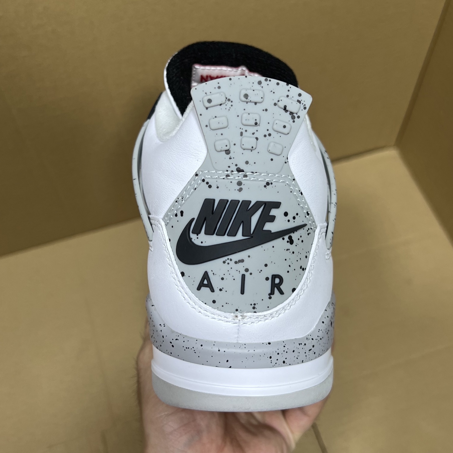 年度重磅福利！R1版AJ4系列特价！市场知名外贸R1版本！早期老的DT，懂的人都懂！品质 口碑一直在线！