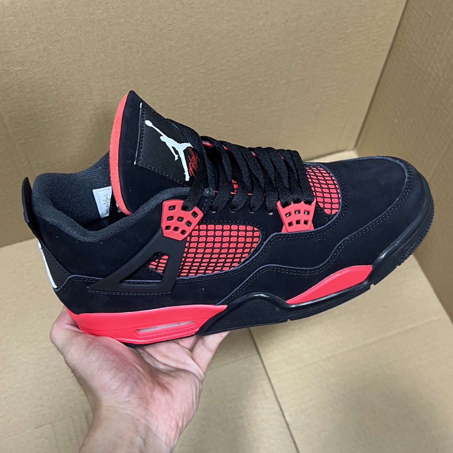 双十二福利开启！ R1版AJ4系列特价！价格下调！ 市场知名外贸R1版本！早期老的DT，懂的人都懂！品质 口碑一直在线！ 尺码36-48.5稳定输出！终端优势供货！ 编码AB275869