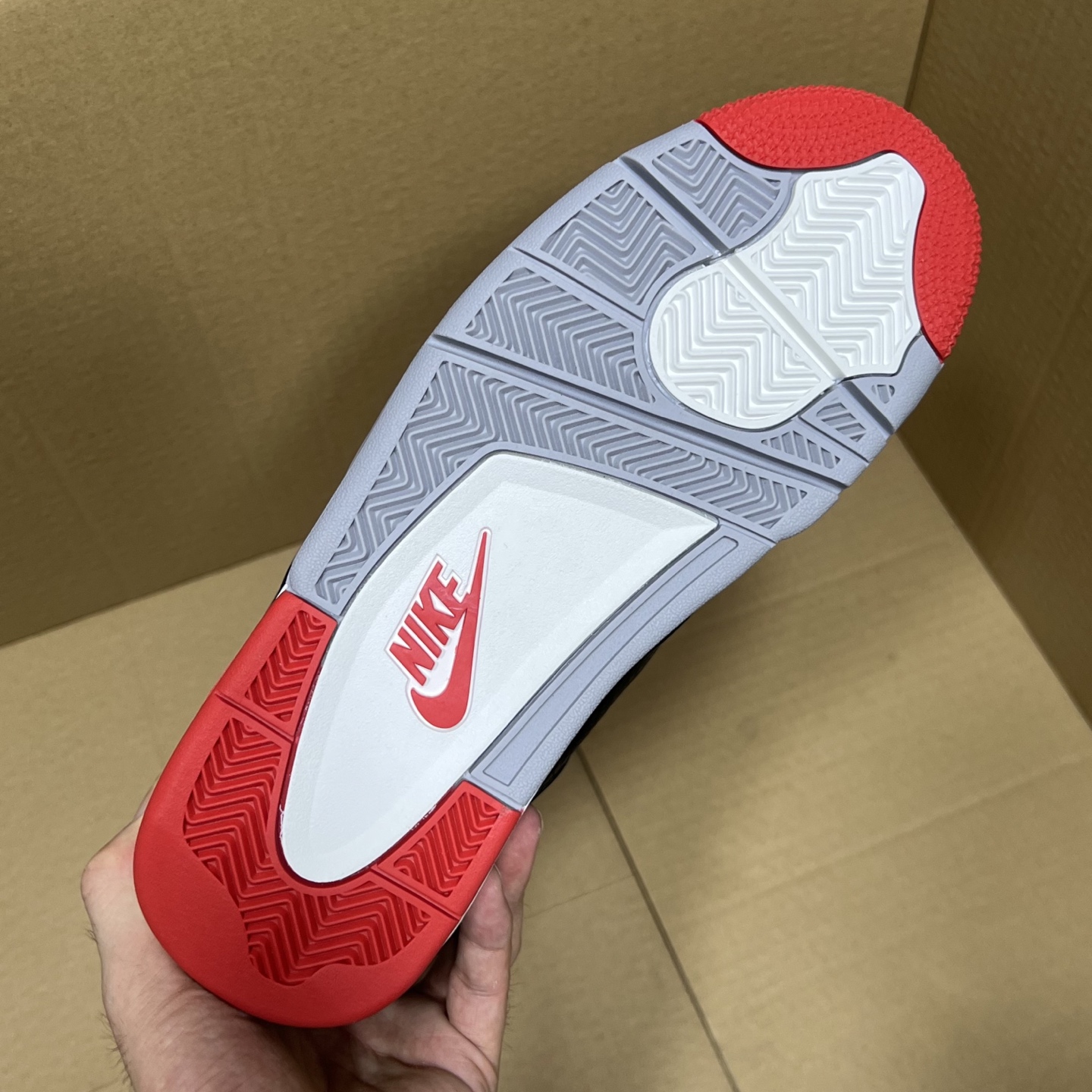 年度重磅福利！R1版AJ4系列特价！市场知名外贸R1版本！早期老的DT，懂的人都懂！品质 口碑一直在线！