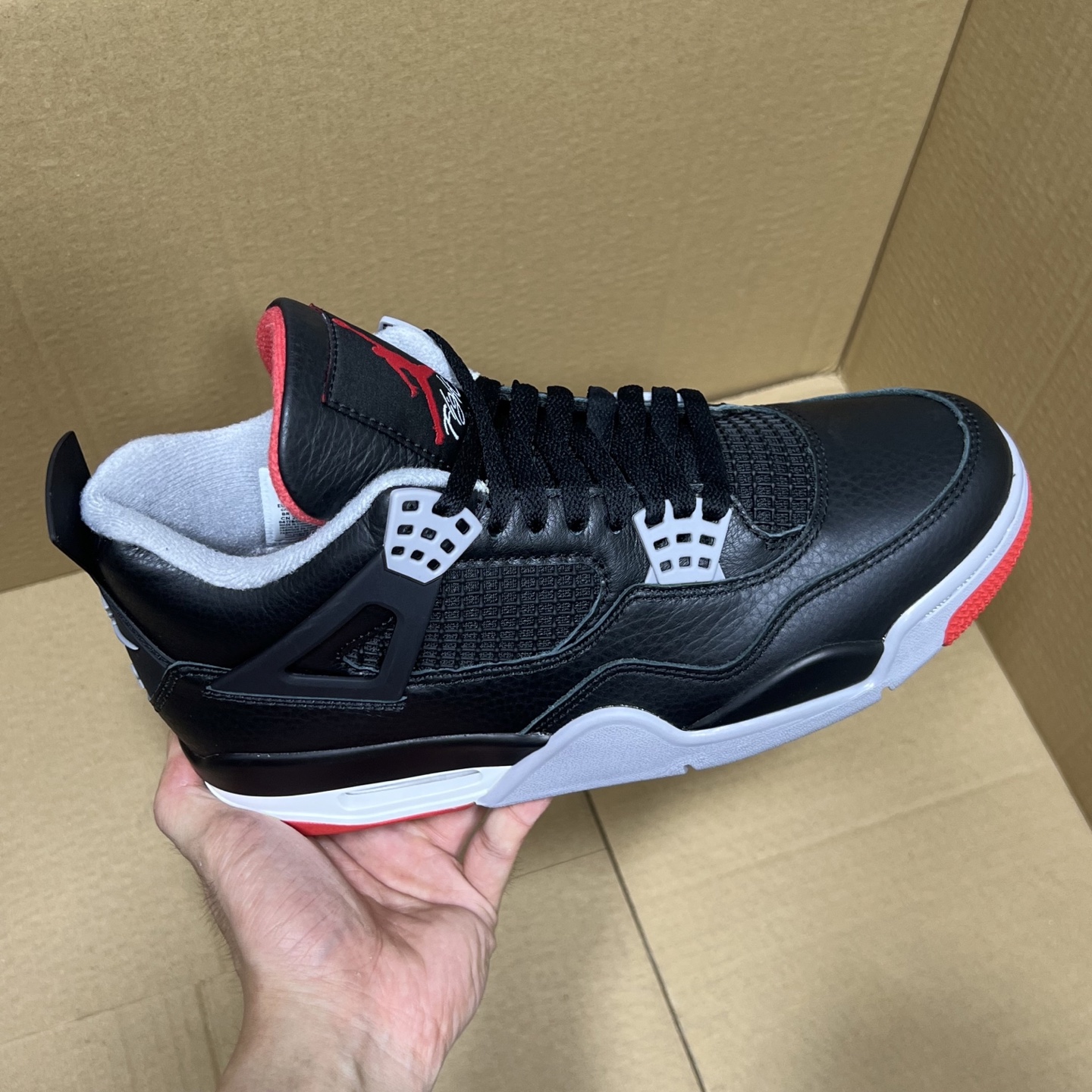 双十二福利开启！ R1版AJ4系列特价！价格下调！ 市场知名外贸R1版本！早期老的DT，懂的人都懂！品质 口碑一直在线！ 尺码36-48.5稳定输出！终端优势供货！ 编码AB275869