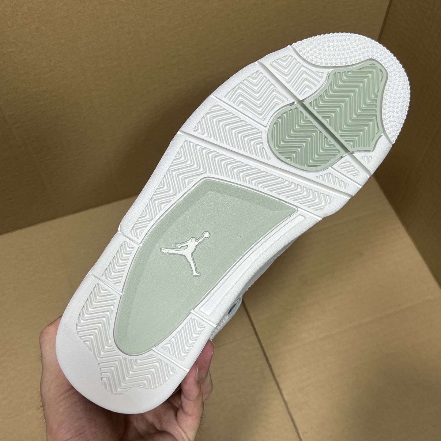 年度重磅福利！R1版AJ4系列特价！市场知名外贸R1版本！早期老的DT，懂的人都懂！品质 口碑一直在线！