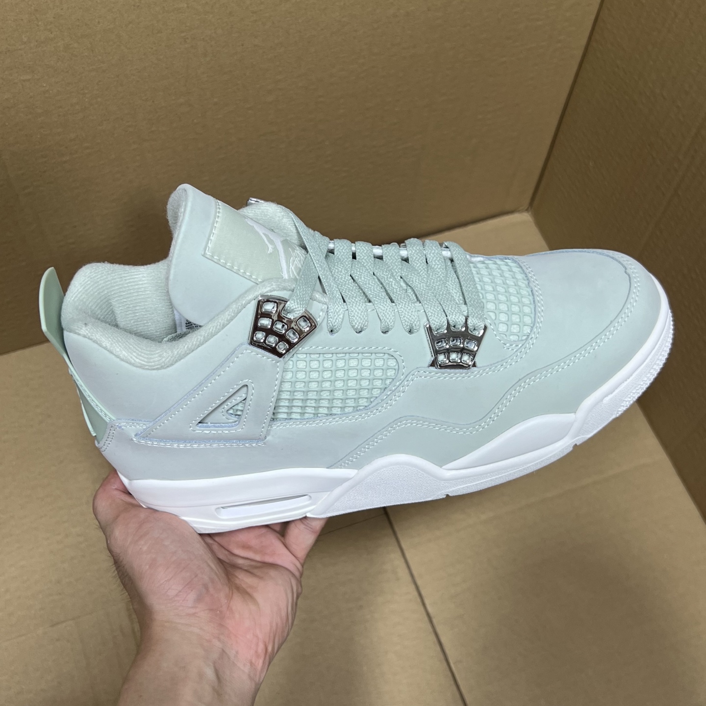 双十二福利开启！ R1版AJ4系列特价！价格下调！ 市场知名外贸R1版本！早期老的DT，懂的人都懂！品质 口碑一直在线！ 尺码36-48.5稳定输出！终端优势供货！ 编码AB275869