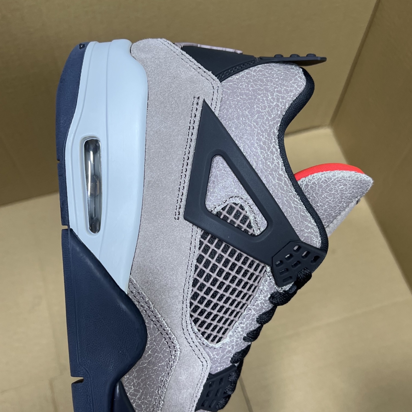 年度重磅福利！R1版AJ4系列特价！市场知名外贸R1版本！早期老的DT，懂的人都懂！品质 口碑一直在线！