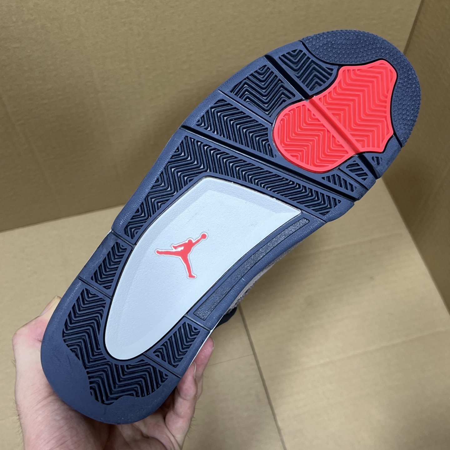 年度重磅福利！R1版AJ4系列特价！市场知名外贸R1版本！早期老的DT，懂的人都懂！品质 口碑一直在线！