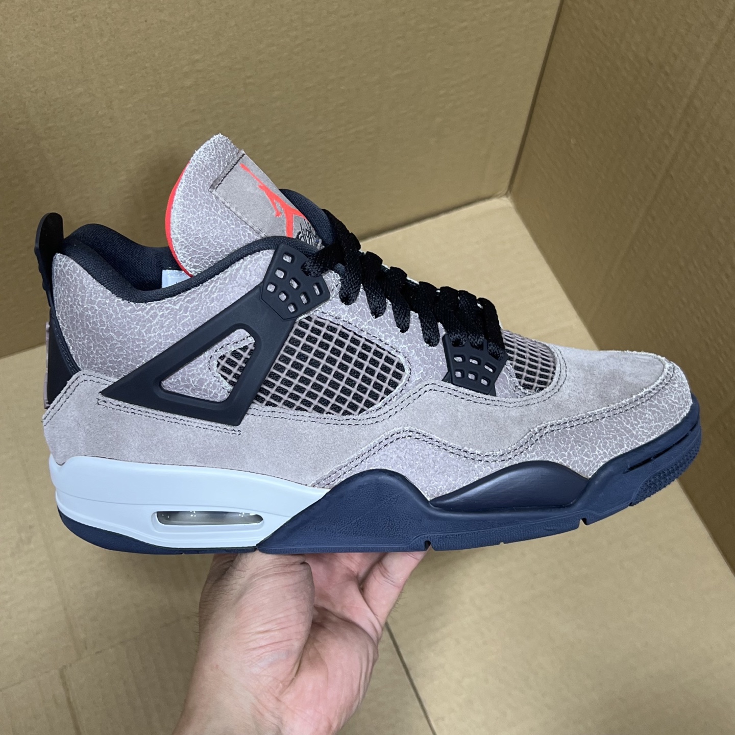 年度重磅福利！R1版AJ4系列特价！市场知名外贸R1版本！早期老的DT，懂的人都懂！品质 口碑一直在线！