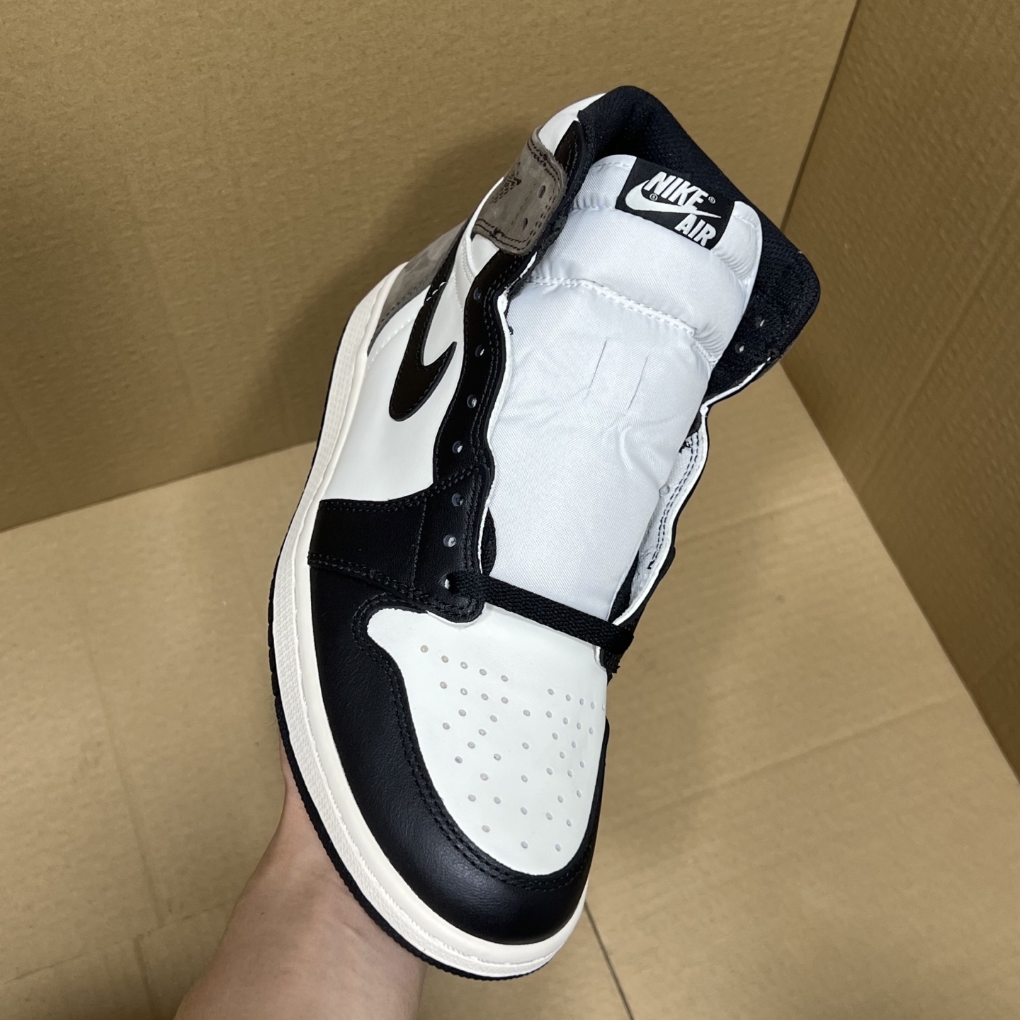 年度重磅福利！R1版AJ1高帮摩卡特价！市场知名外贸R1版！早期老的DT，懂的人都懂！品质 口碑一直在线