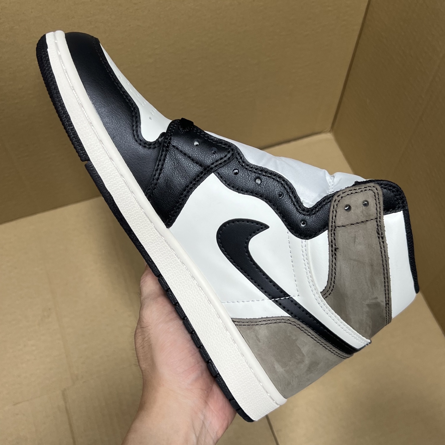 年度重磅福利！R1版AJ1高帮摩卡特价！市场知名外贸R1版！早期老的DT，懂的人都懂！品质 口碑一直在线