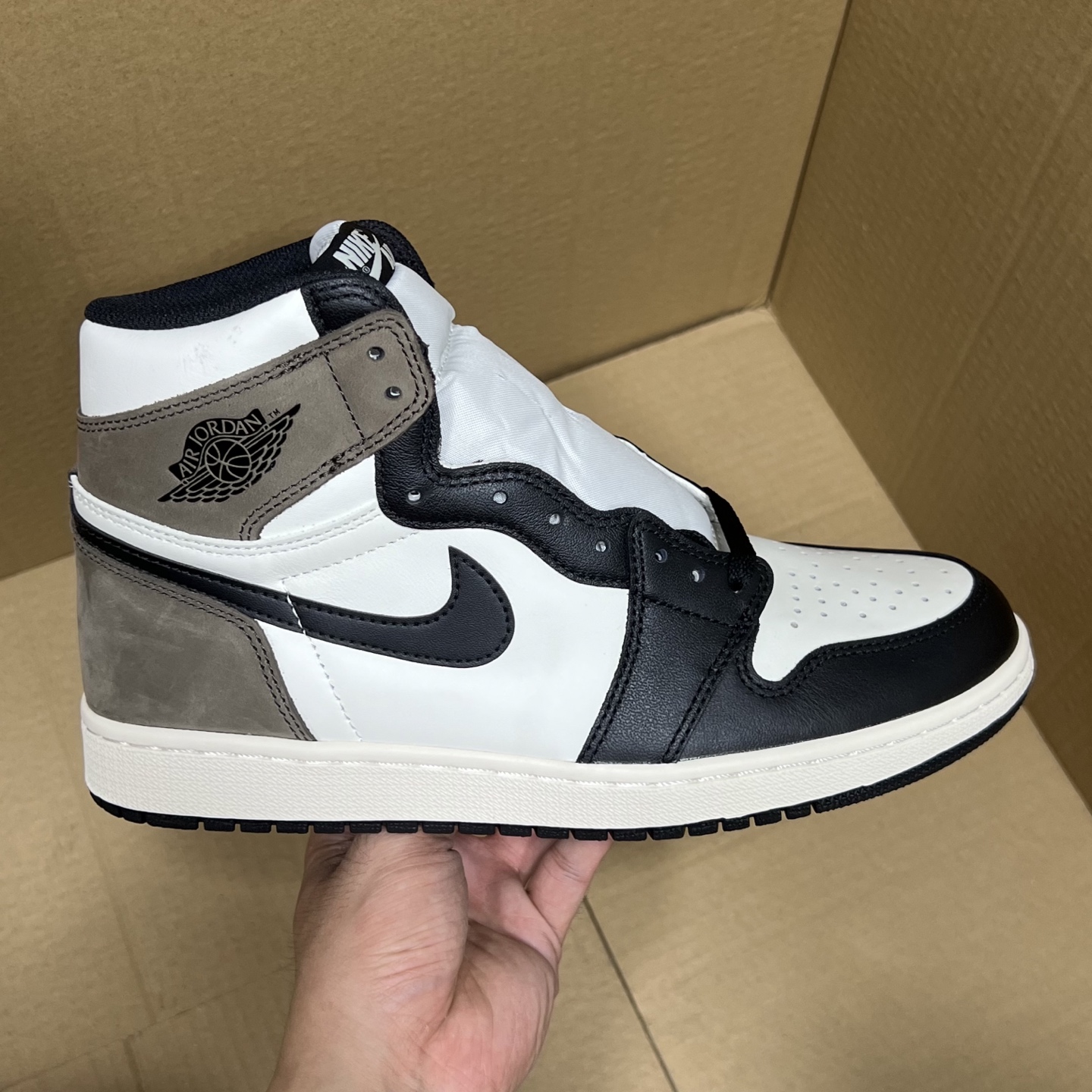 年度重磅福利！R1版AJ1高帮摩卡特价！市场知名外贸R1版！早期老的DT，懂的人都懂！品质 口碑一直在线