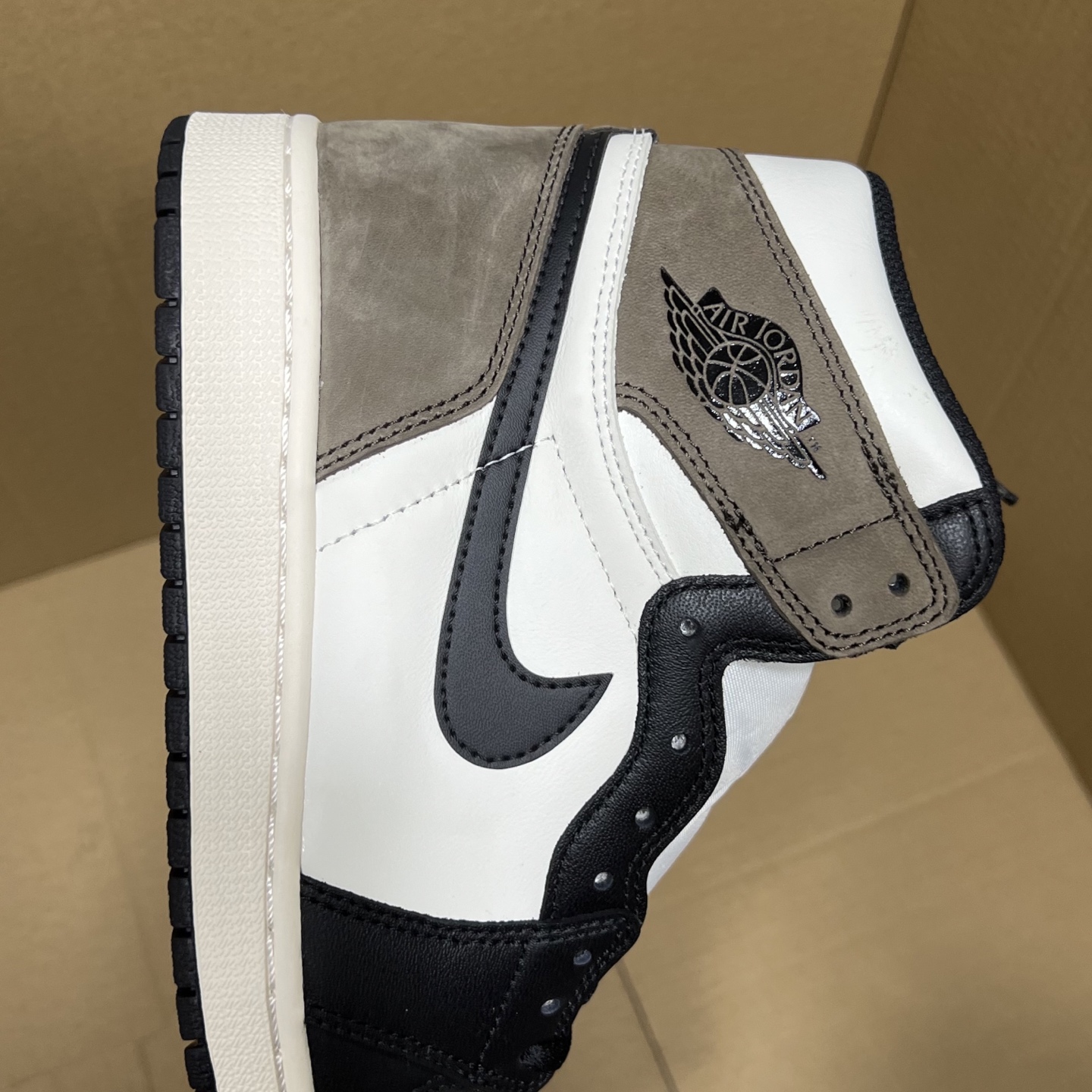 年度重磅福利！R1版AJ1高帮摩卡特价！市场知名外贸R1版！早期老的DT，懂的人都懂！品质 口碑一直在线