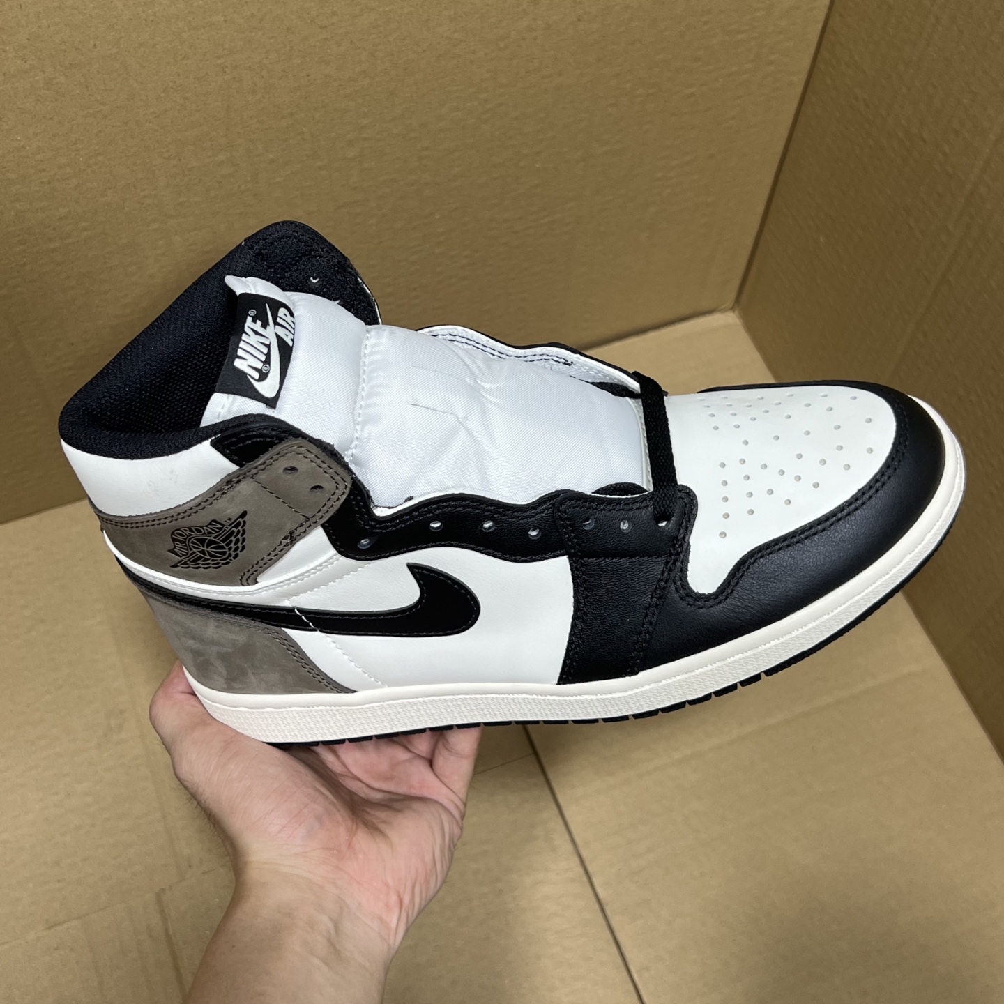 双十二福利开启！ R1版AJ4系列特价！价格下调！ 市场知名外贸R1版本！早期老的DT，懂的人都懂！品质 口碑一直在线！ 尺码36-48.5稳定输出！终端优势供货！ 编码AB275869