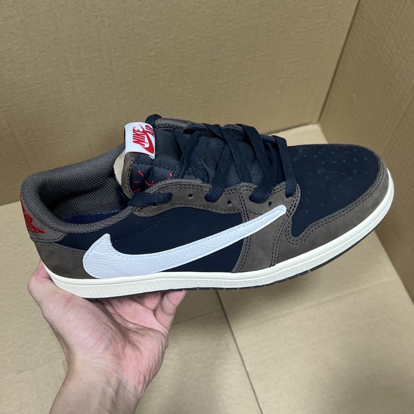 双十二福利开启! R1版AJ4系列特价!价格下调! 市场知名外贸R1版本!早期老的DT,懂的人都懂!品质 口碑一直在线! 稳定输出!终端优势供货! 编码AB275869