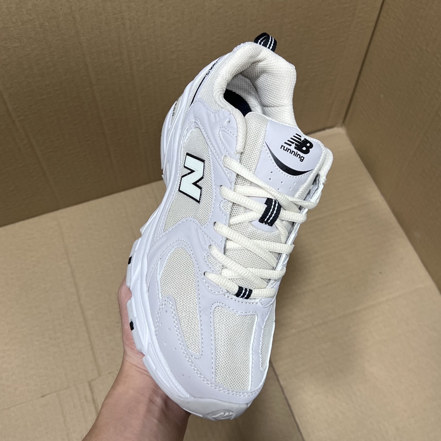 特价💰100
 外贸版NB530四色特价！
尺码：35-45无半码！
外贸客户首选版本，品质价格都市场所不能比的！无忧售后，放心买卖！