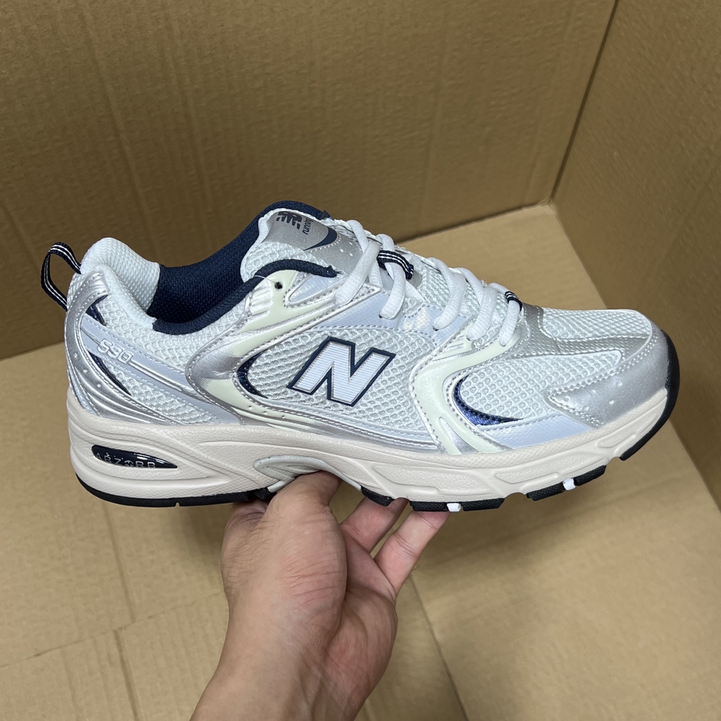 特价💰100
 外贸版NB530四色特价！
尺码：35-45无半码！
外贸客户首选版本，品质价格都市场所不能比的！无忧售后，放心买卖！