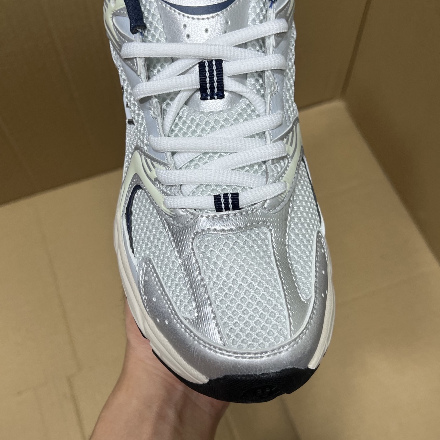 特价💰100
 外贸版NB530四色特价！
尺码：35-45无半码！
外贸客户首选版本，品质价格都市场所不能比的！无忧售后，放心买卖！