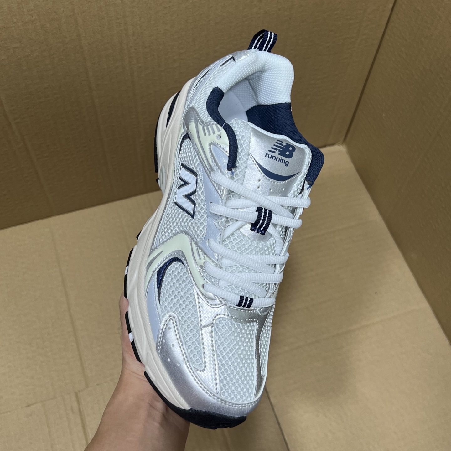 特价💰100
 外贸版NB530四色特价！
尺码：35-45无半码！
外贸客户首选版本，品质价格都市场所不能比的！无忧售后，放心买卖！