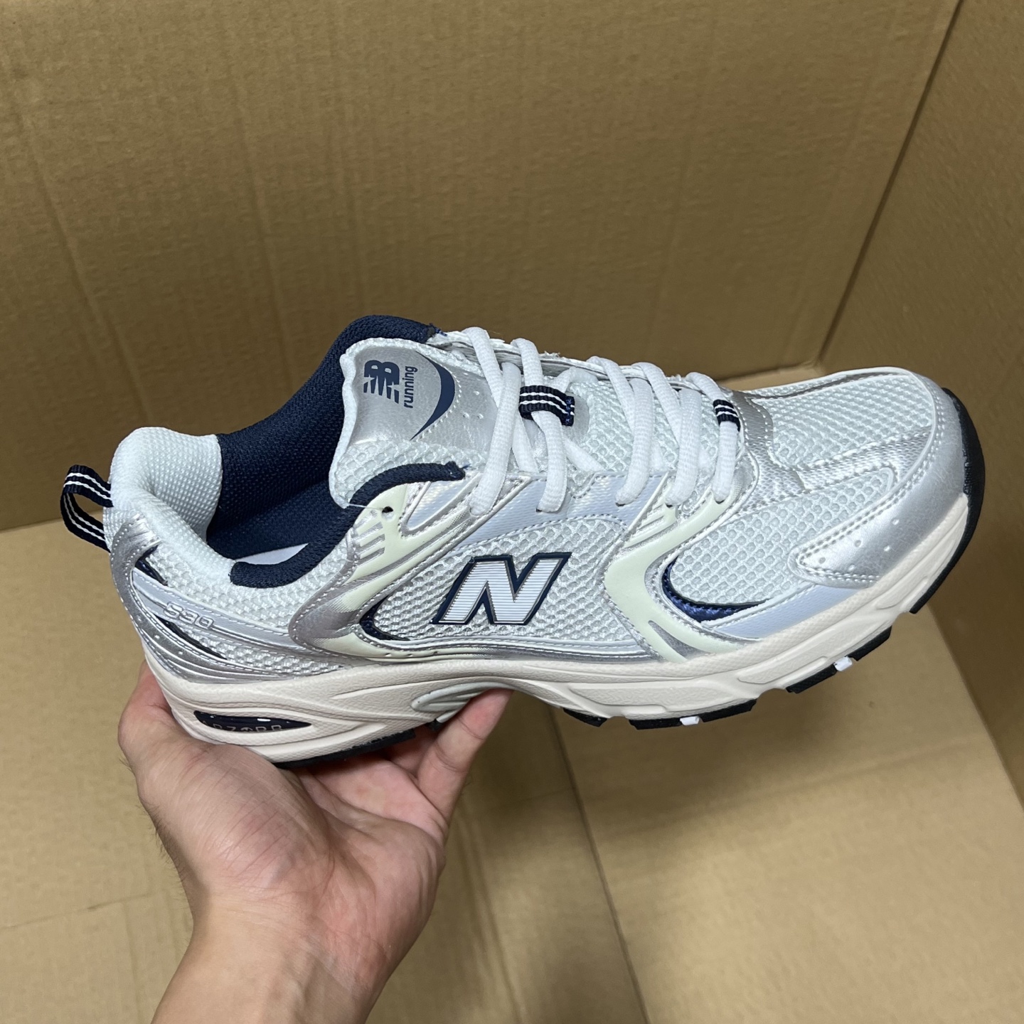 特价💰100
 外贸版NB530四色特价！
尺码：35-45无半码！
外贸客户首选版本，品质价格都市场所不能比的！无忧售后，放心买卖！