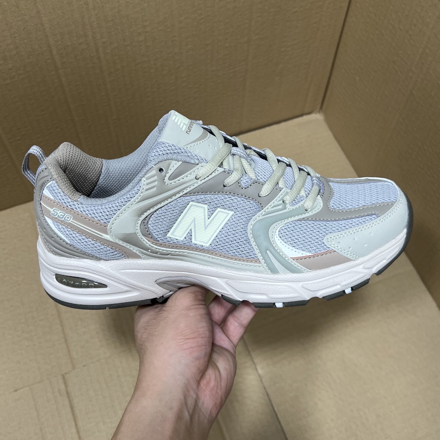 特价💰100
 外贸版NB530四色特价！
尺码：35-45无半码！
外贸客户首选版本，品质价格都市场所不能比的！无忧售后，放心买卖！