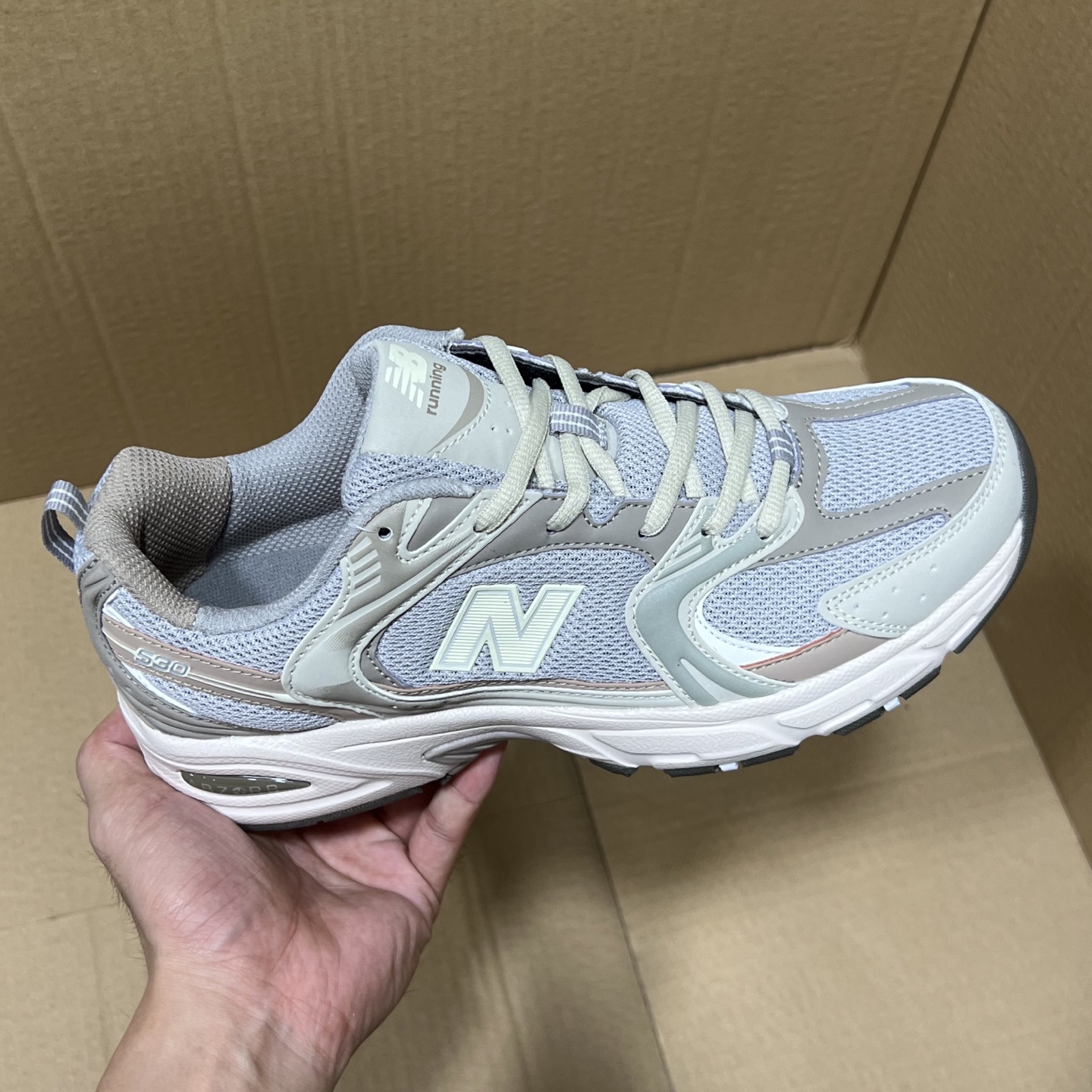 特价💰100
 外贸版NB530四色特价！
尺码：35-45无半码！
外贸客户首选版本，品质价格都市场所不能比的！无忧售后，放心买卖！