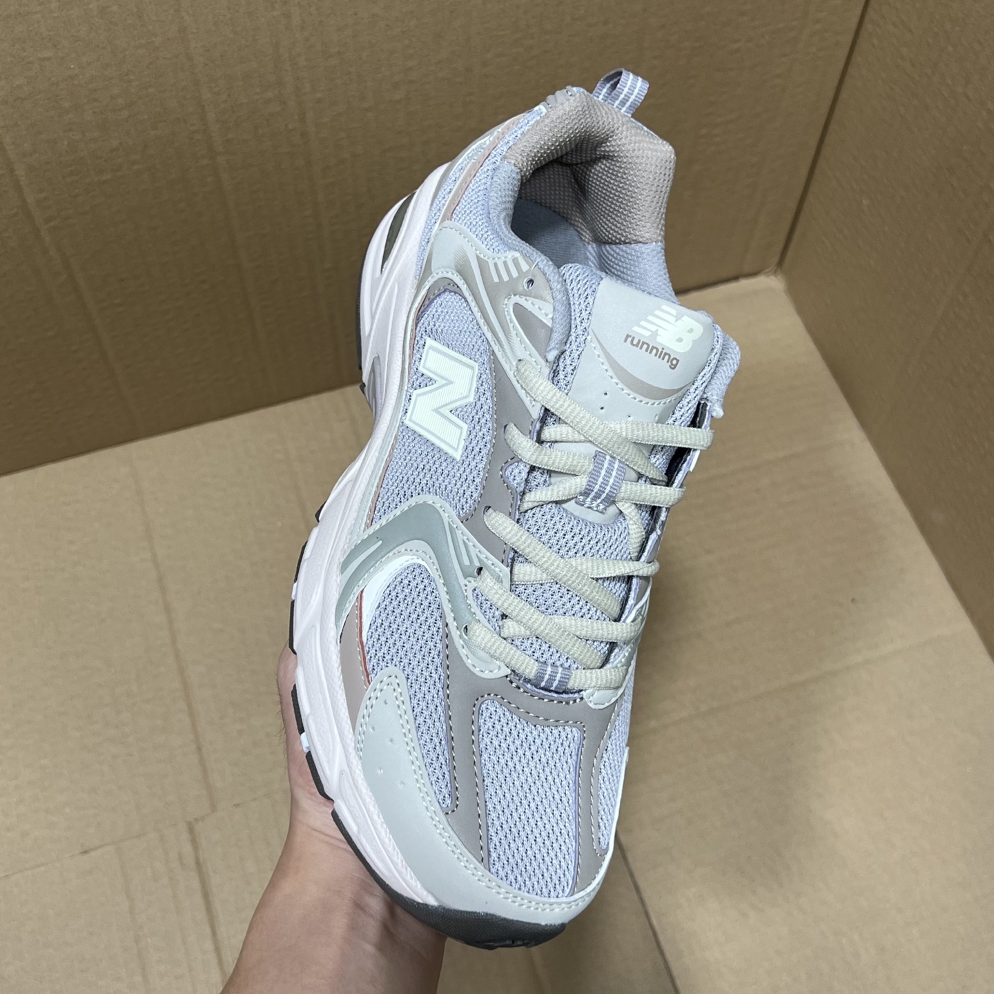 特价💰100
 外贸版NB530四色特价！
尺码：35-45无半码！
外贸客户首选版本，品质价格都市场所不能比的！无忧售后，放心买卖！