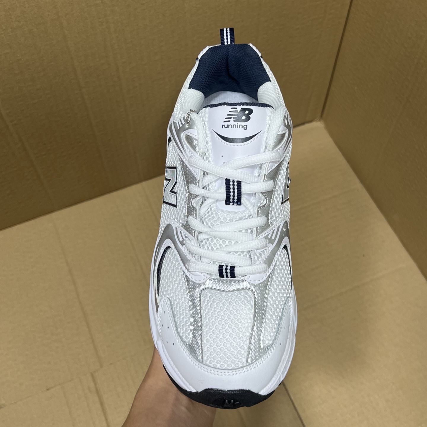 特价💰100
外贸版NB530四色特价!
尺码:35-45无半码!
外贸客户首选版本,品质价格都市场所不能比的!无忧售后,放心买卖!