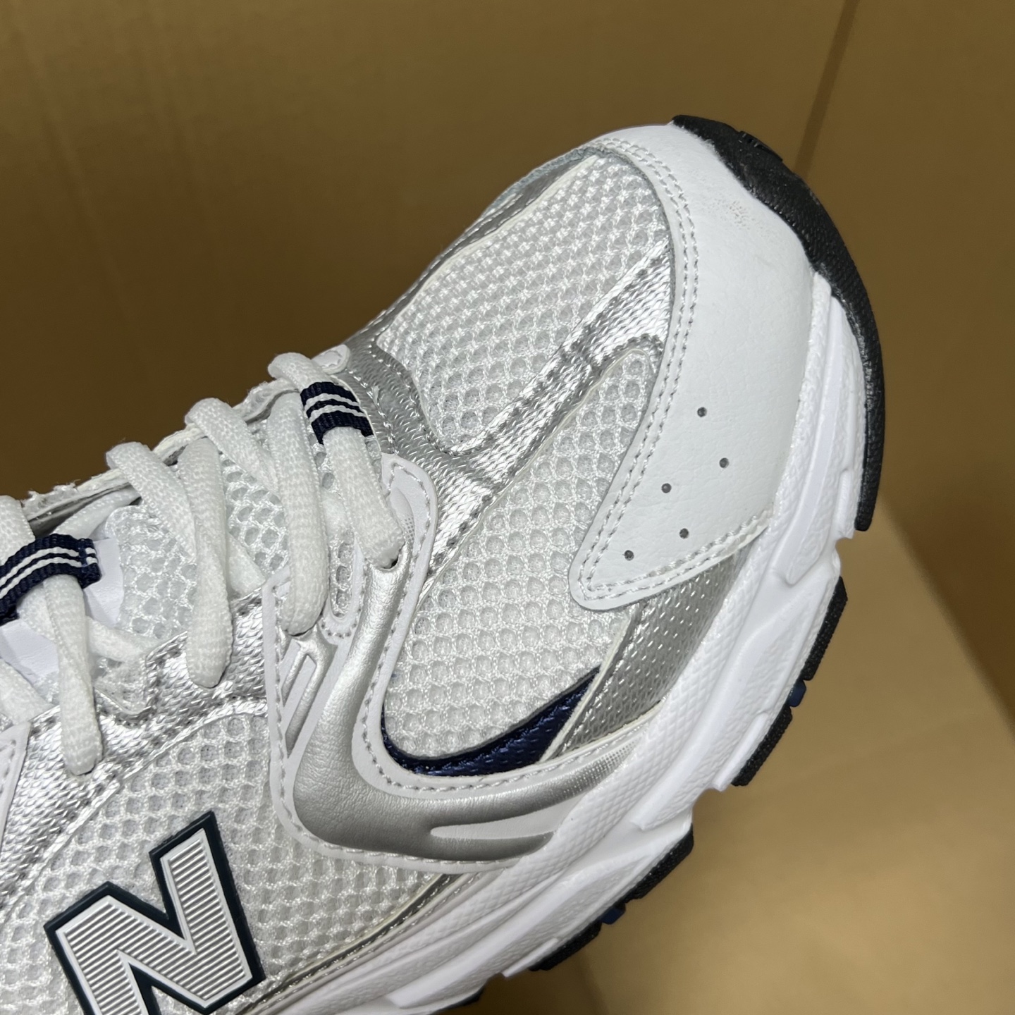 特价💰100
 外贸版NB530四色特价！
尺码：35-45无半码！
外贸客户首选版本，品质价格都市场所不能比的！无忧售后，放心买卖！