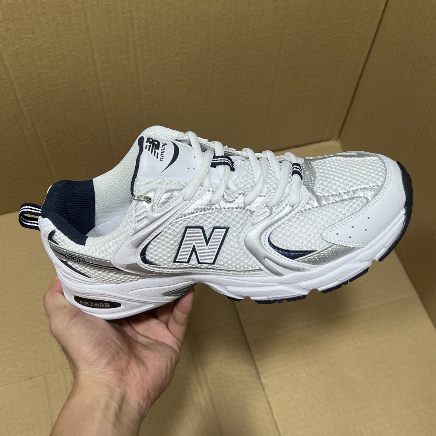 特价💰100
 外贸版NB530四色特价！
尺码：35-45无半码！
外贸客户首选版本，品质价格都市场所不能比的！无忧售后，放心买卖！