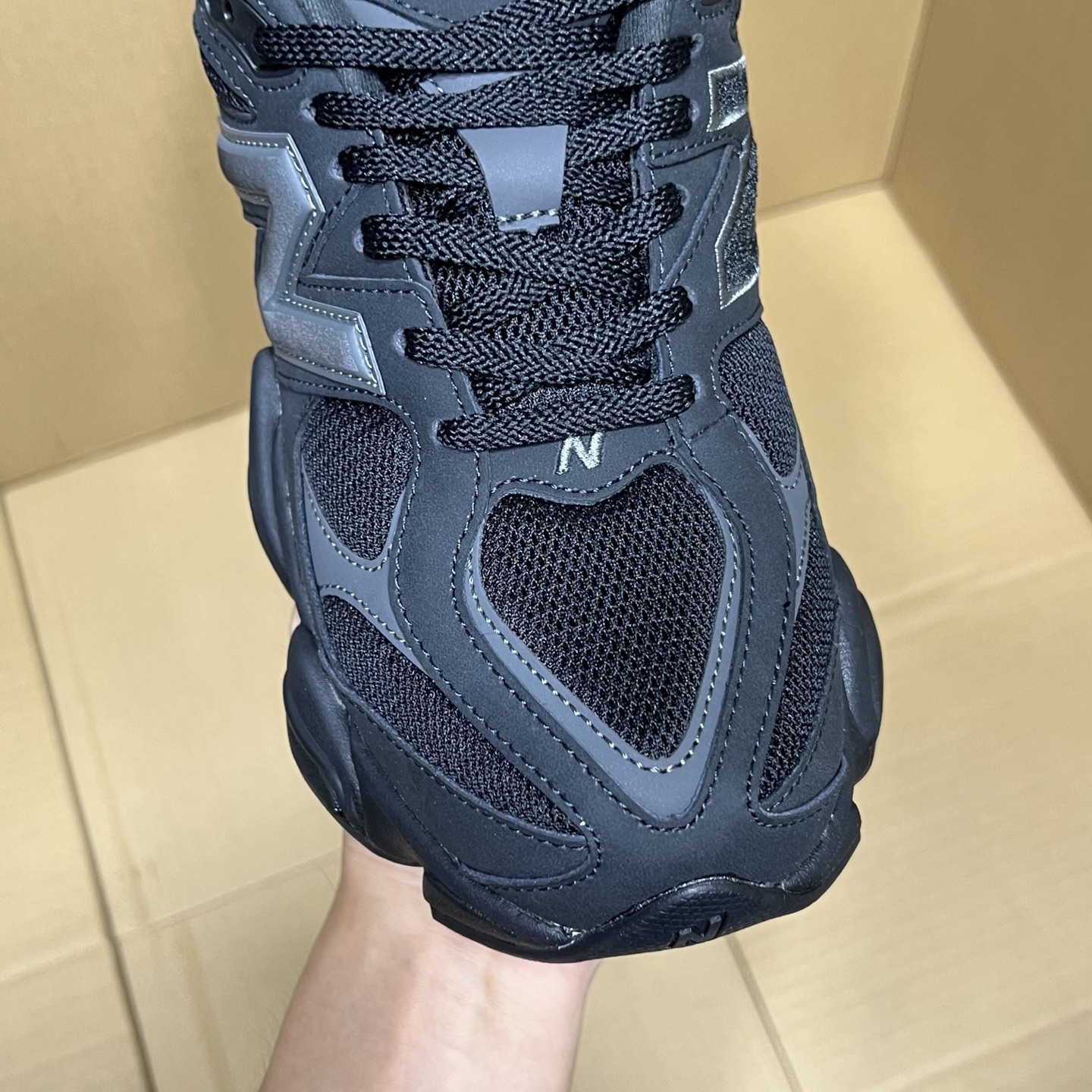 双十二福利开启！ 绿X版NB9060特价系列！ 尺码36-46，稳定输出！ 真正的纯原品质！卖过的都知道原来什么价格！品质 细节 做工也是无可挑剔！绝对的好货福利！ 编码AB325869