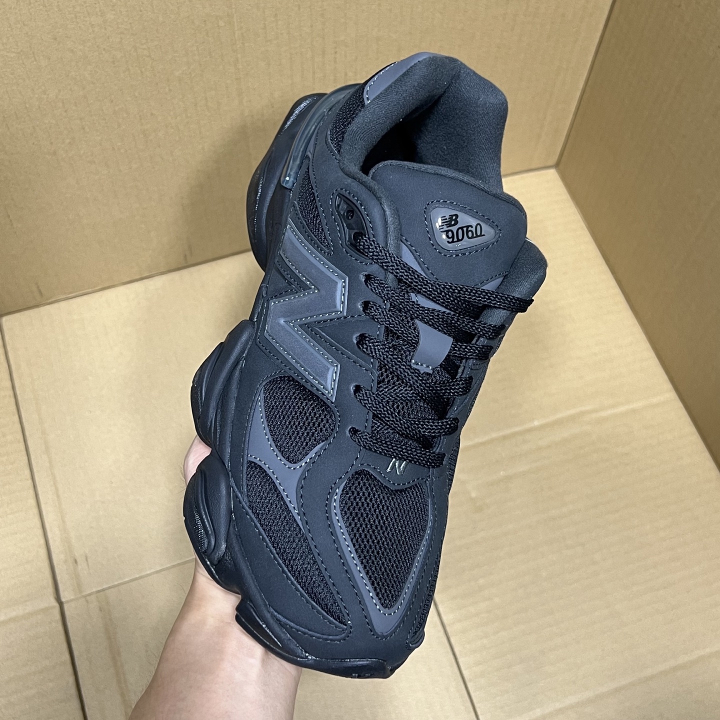 双十二福利开启！ 绿X版NB9060特价系列！ 尺码36-46，稳定输出！ 真正的纯原品质！卖过的都知道原来什么价格！品质 细节 做工也是无可挑剔！绝对的好货福利！ 编码AB325869