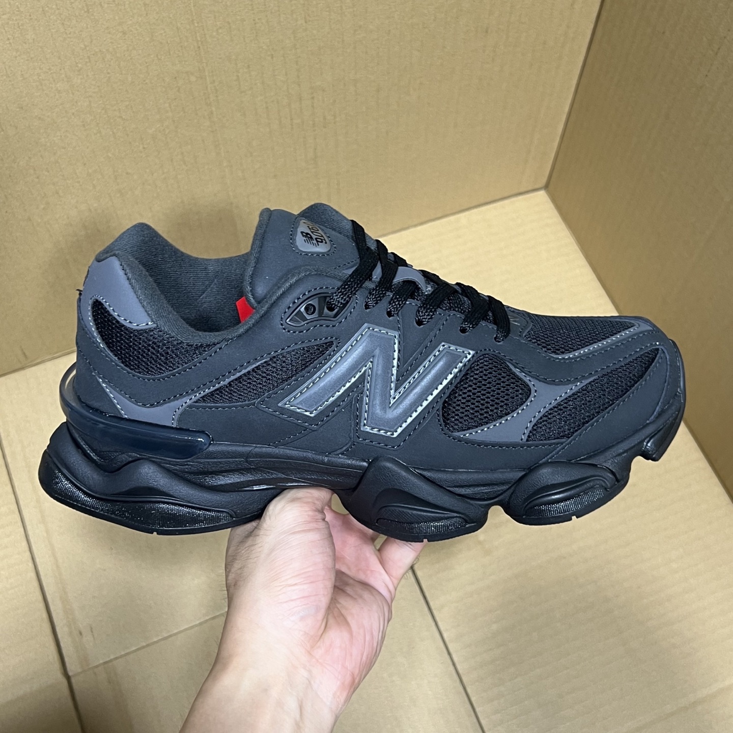 双十二福利开启！ 绿X版NB9060特价系列！ 尺码36-46，稳定输出！ 真正的纯原品质！卖过的都知道原来什么价格！品质 细节 做工也是无可挑剔！绝对的好货福利！ 编码AB325869