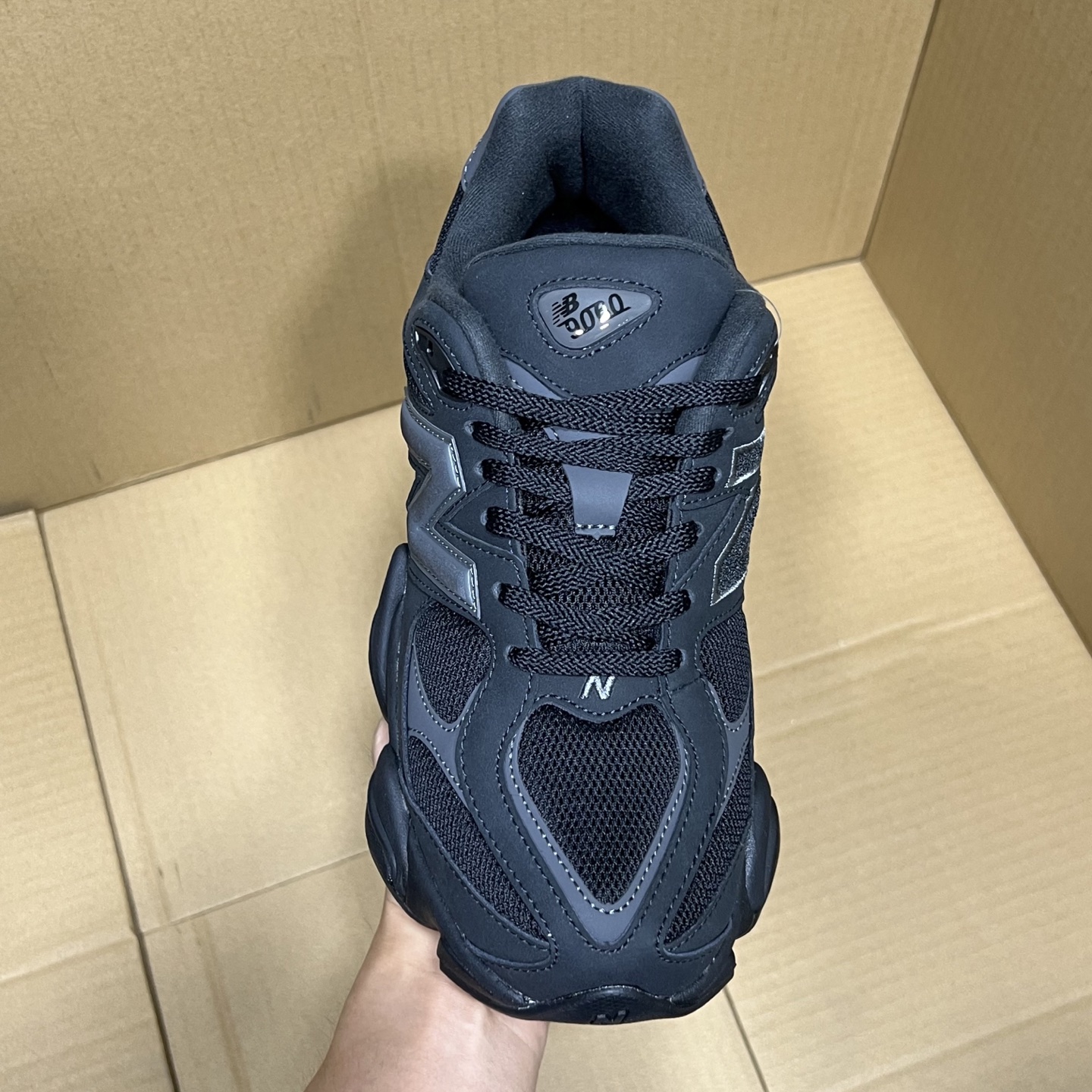 双十二福利开启！ 绿X版NB9060特价系列！ 尺码36-46，稳定输出！ 真正的纯原品质！卖过的都知道原来什么价格！品质 细节 做工也是无可挑剔！绝对的好货福利！ 编码AB325869