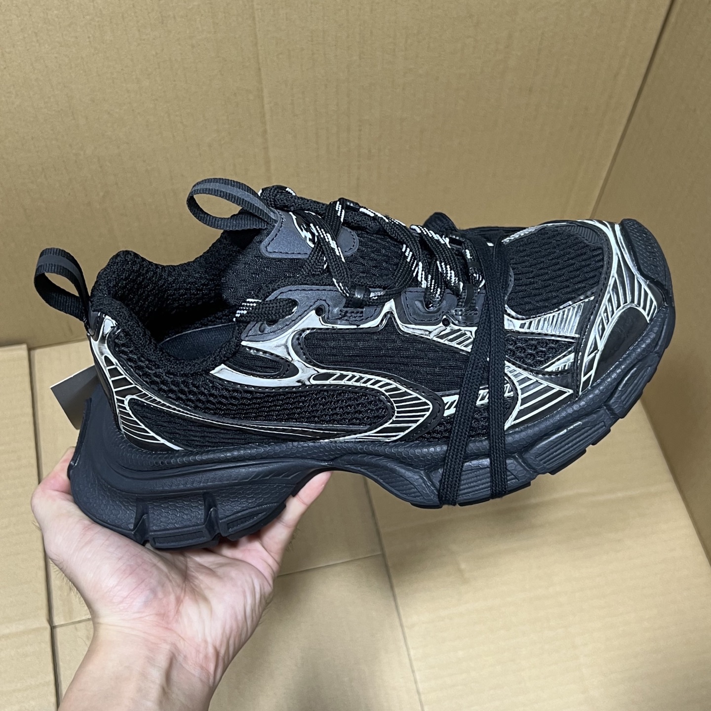 开学季活动冲刺！
巴黎世家3XL 四色特价！
尺码35-45！品质实拍如图！
细节 版型 做工全部原鞋开