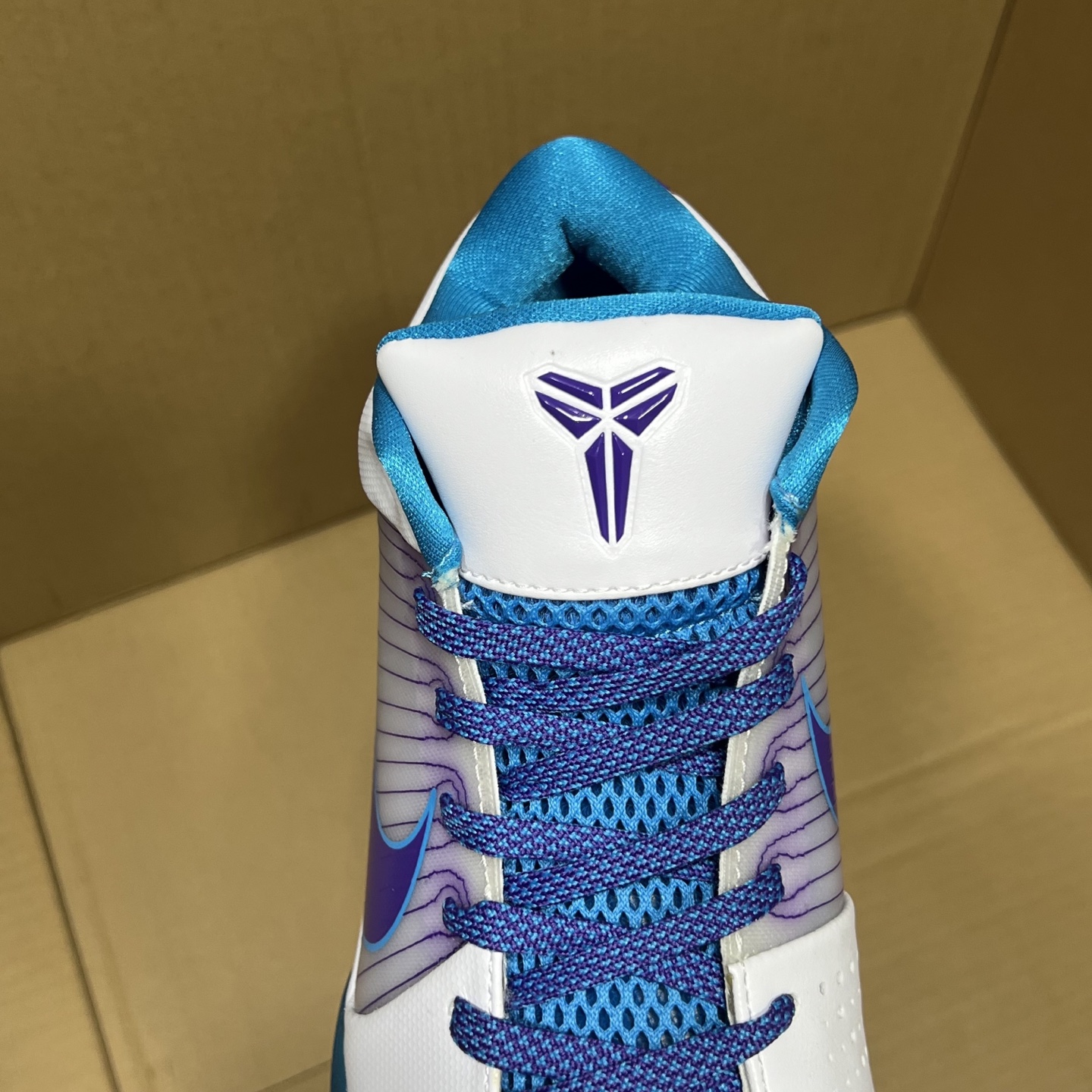 特价福利！科比4系列！av6339-100尺码40-48.5全码输出！原OG版本，重新上线！科比系列天花