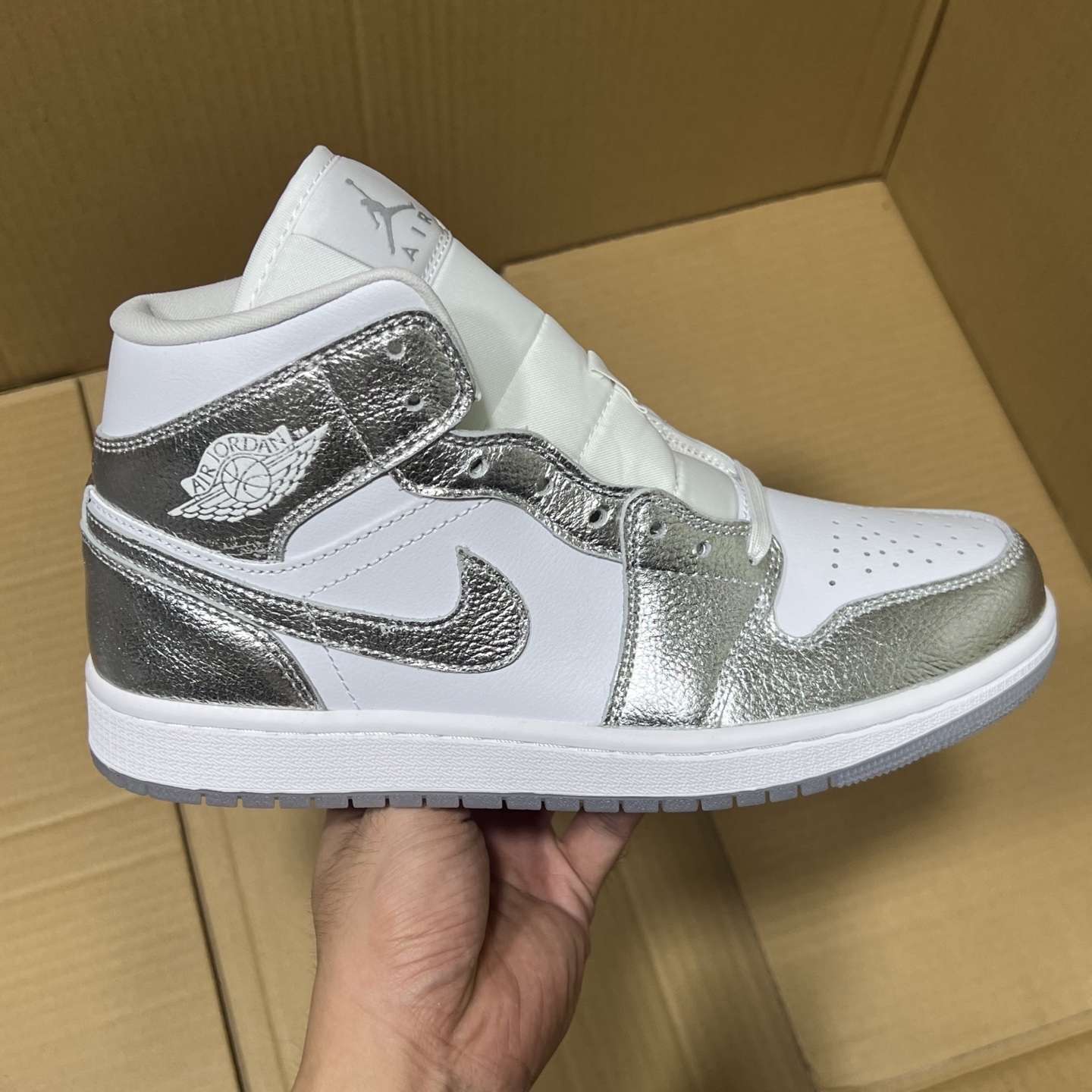 DT过验版 福利特价✈️ 开始开仓接单‼️DT过验版AJ1Mid中帮市售最强中帮 天花板品质！市面唯一正