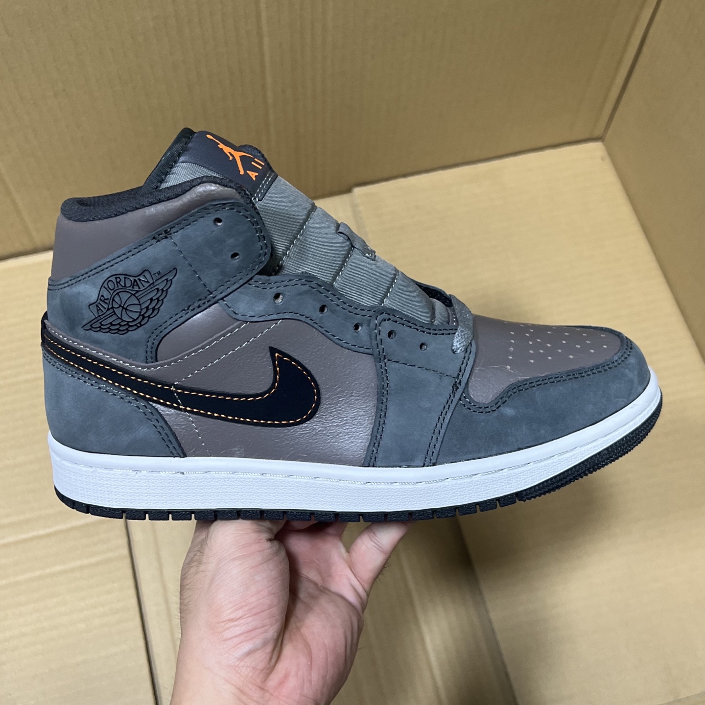 DT过验版 福利特价✈️ 开始开仓接单‼️DT过验版AJ1Mid中帮市售最强中帮 天花板品质！市面唯一正