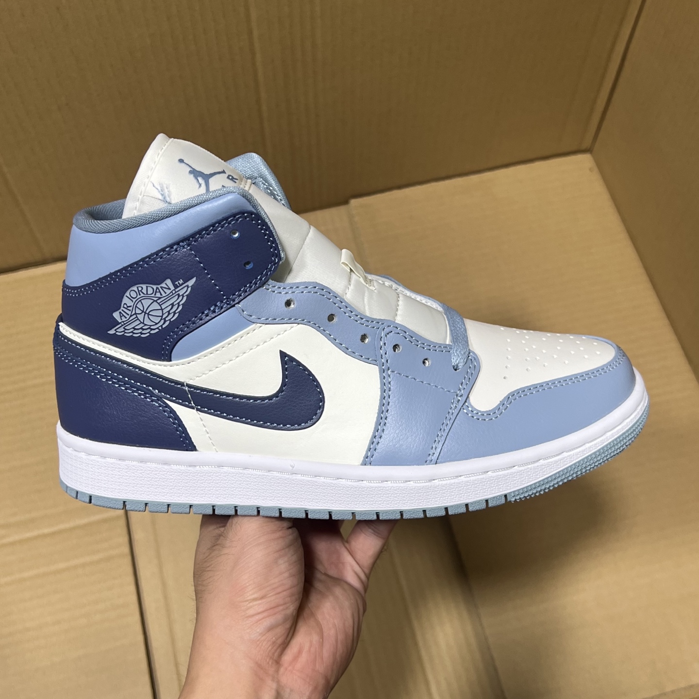 DT过验版 福利特价✈️ 开始开仓接单‼️DT过验版AJ1Mid中帮市售最强中帮 天花板品质！市面唯一正