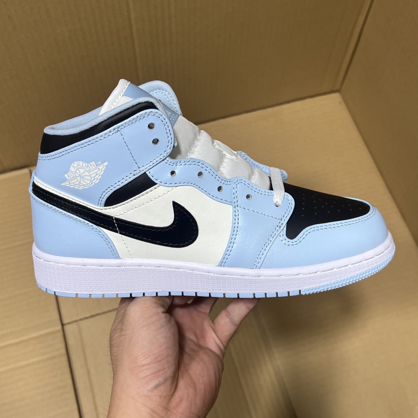 DT过验版 福利特价✈️ 开始开仓接单‼️DT过验版AJ1Mid中帮市售最强中帮 天花板品质！市面唯一正